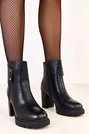 Mustad saapad kontsaga...