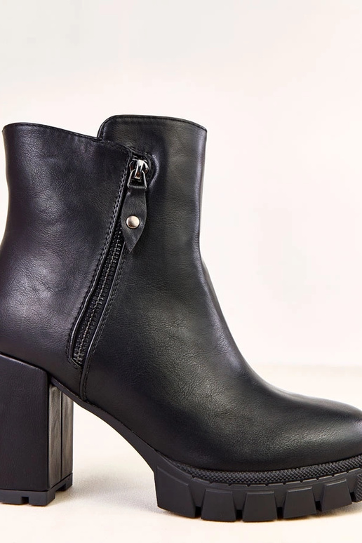 Mustad saapad kontsaga dekoratiivse...