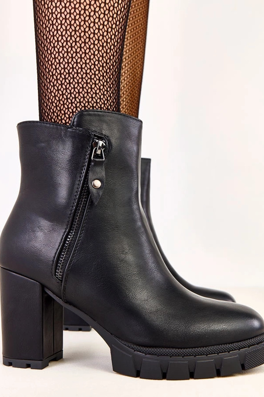 Mustad saapad kontsaga dekoratiivse...