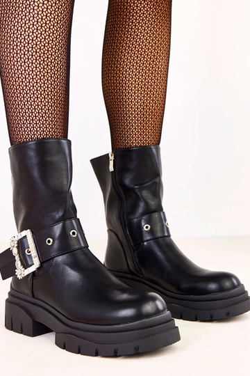 Mustad saapad kaunistatud...