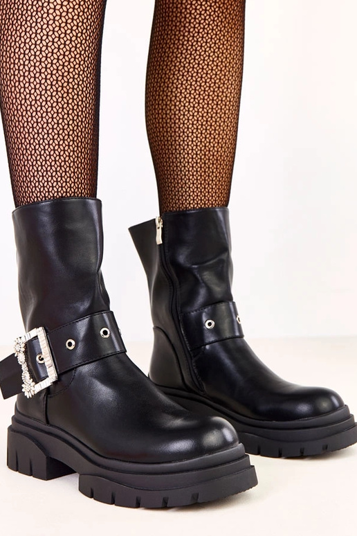 Mustad saapad kaunistatud nööbiga ja...