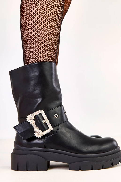 Mustad saapad kaunistatud nööbiga ja...