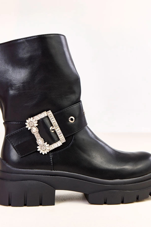 Mustad saapad kaunistatud nööbiga ja...