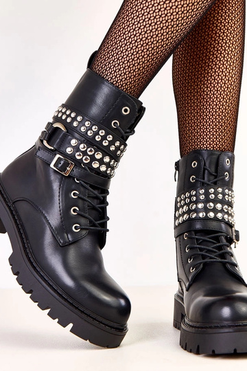 Mustad naiste matkasaapad... 2