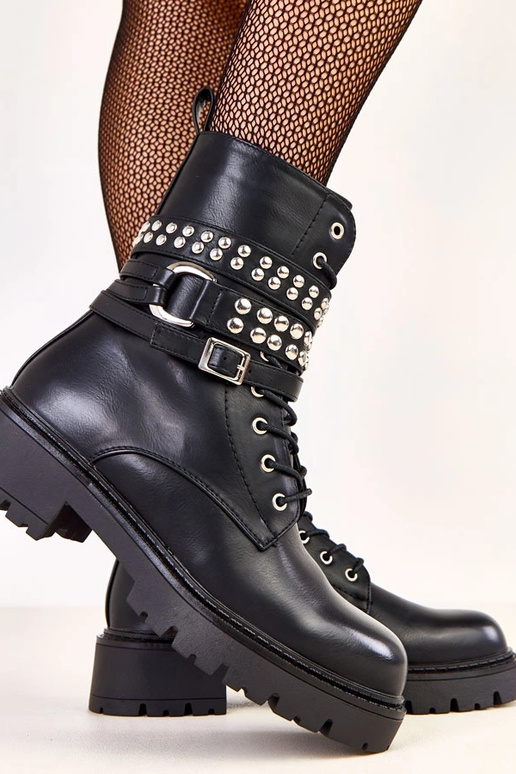 Mustad naiste matkasaapad...