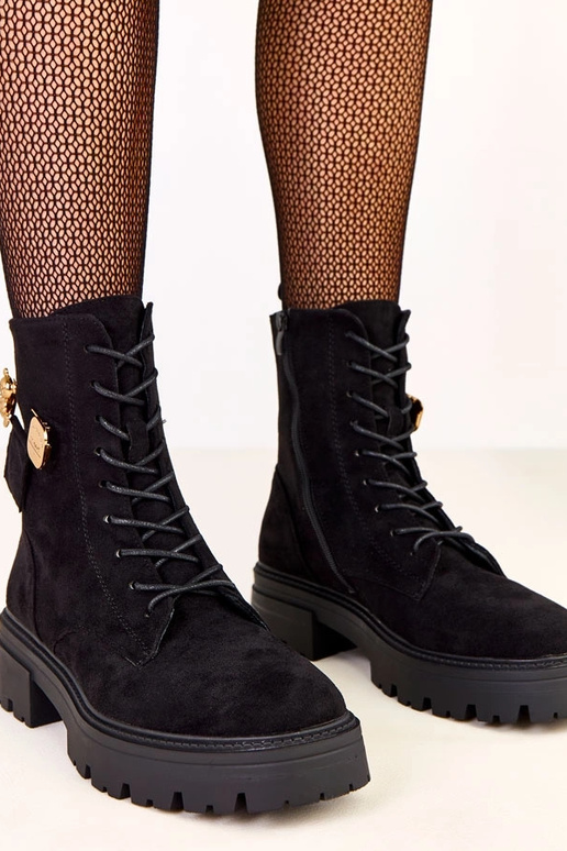 Mustad naiste matkasaapad kullast...