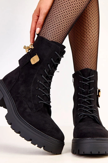 Mustad naiste matkasaapad... 2