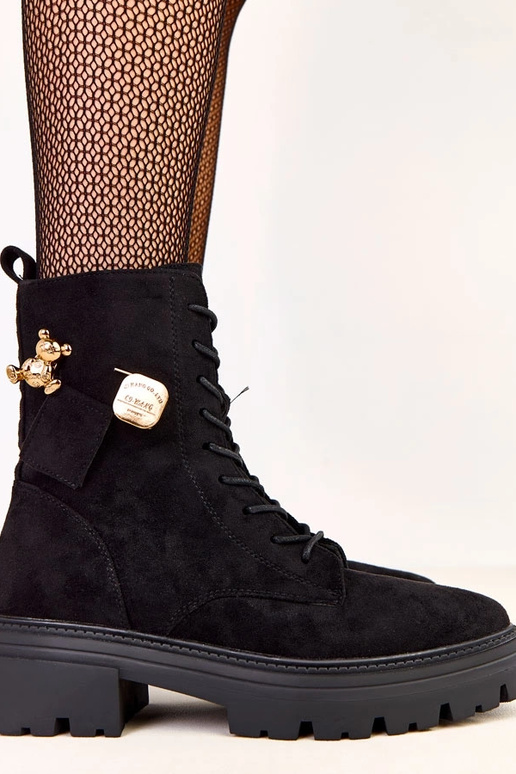 Mustad naiste matkasaapad kullast...