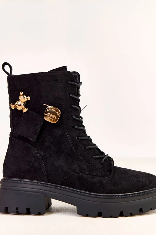 Mustad naiste matkasaapad kullast...