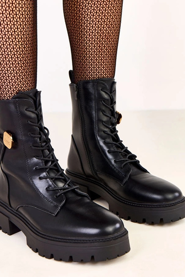 Mustad naiste matkasaapad...