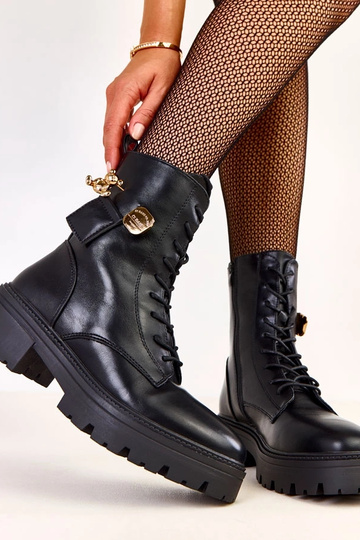 Mustad naiste matkasaapad... 2