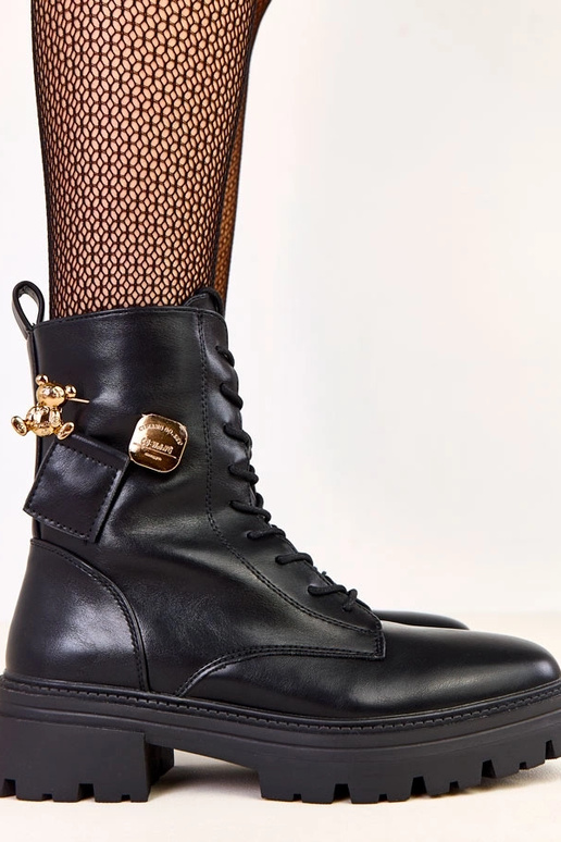 Mustad naiste matkasaapad kullast...