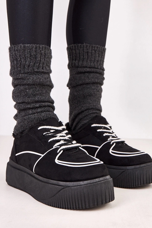 Mustad soojad spordijalatsid...