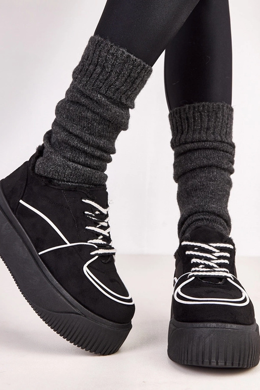 Mustad soojad spordijalatsid...