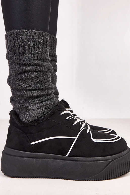 Mustad soojad spordijalatsid...