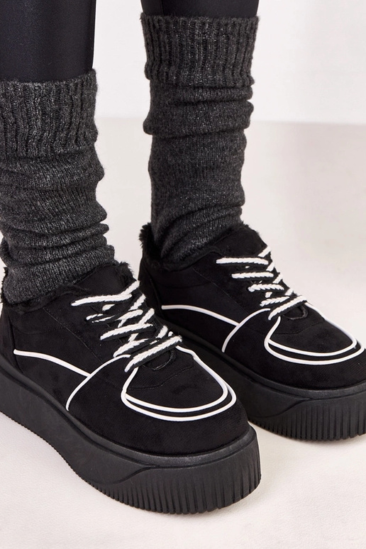 Mustad soojad spordijalatsid...