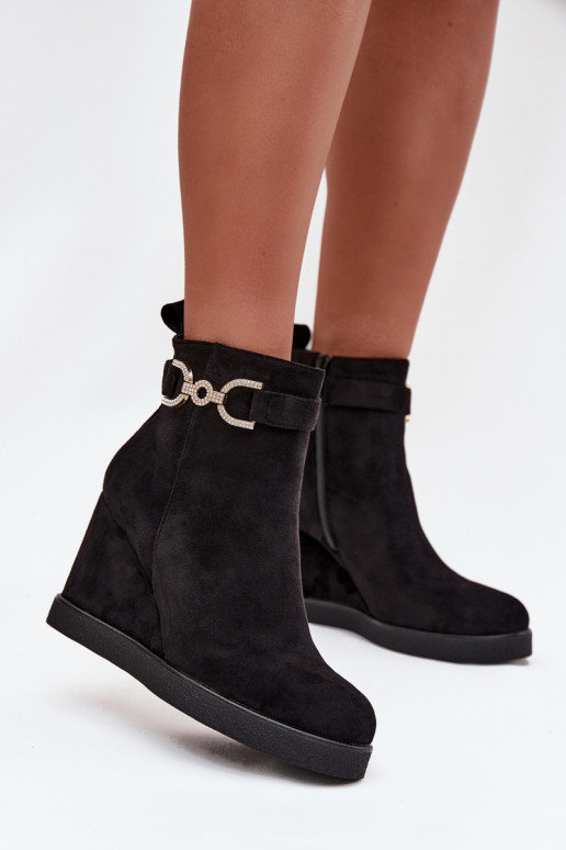 Rivana mustad saapad platvormil kaunistustega