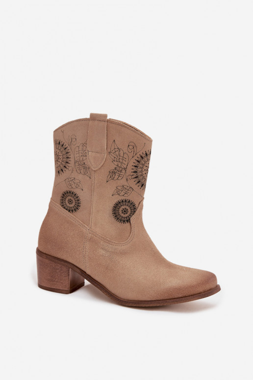 Naiste seemisnahast saapad aukude elementidega kontsadega Zazoo 3844 liivakarva