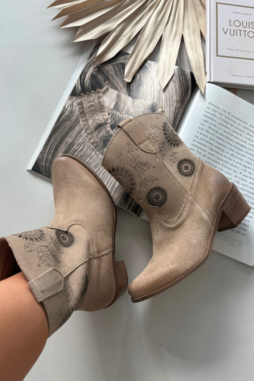 Naiste seemisnahast saapad aukude elementidega kontsadega Zazoo 3844 liivakarva