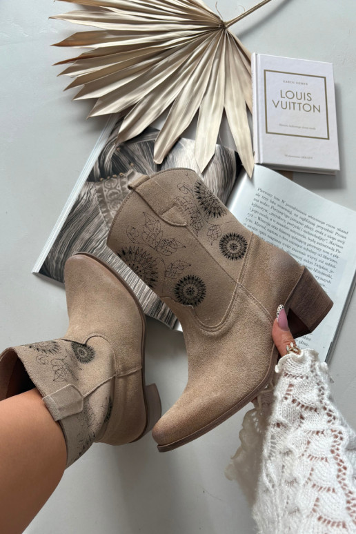 Naiste seemisnahast saapad aukude elementidega kontsadega Zazoo 3844 liivakarva