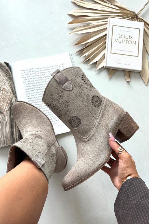 Naiste seemisnahast saapad aukude elementidega kontsadega Zazoo 3844 kaputsino värvi