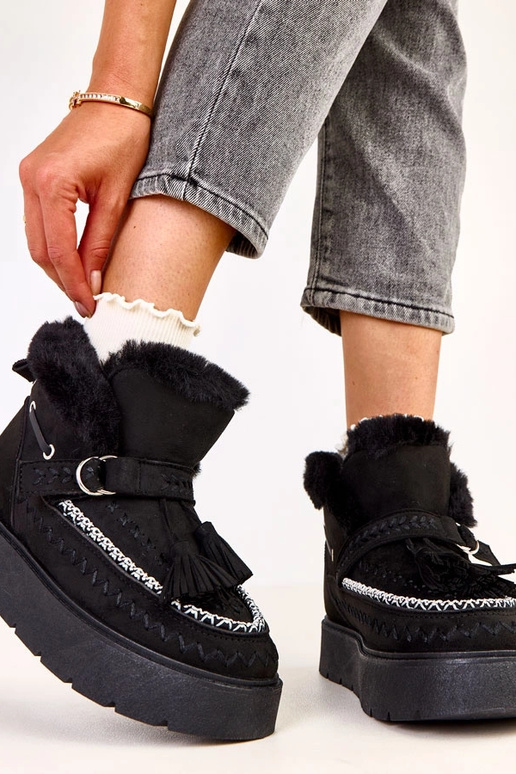 Maurisa mustad lumebootsid platvormil...