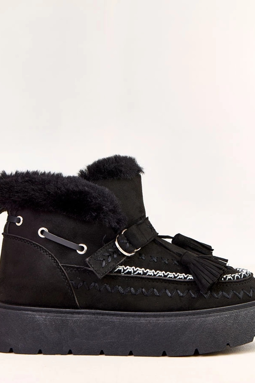 Maurisa mustad lumebootsid platvormil...