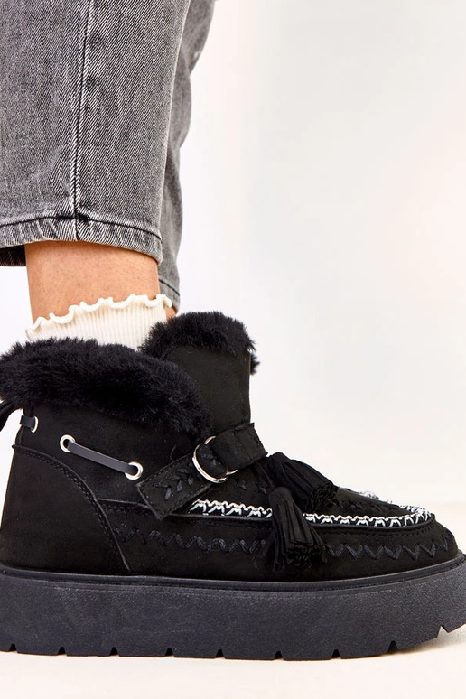 Maurisa mustad lumebootsid platvormil...