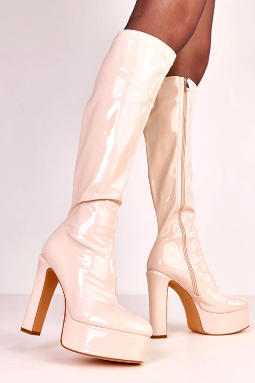 Bežžādīgi lakotie kõrged kontsaga...