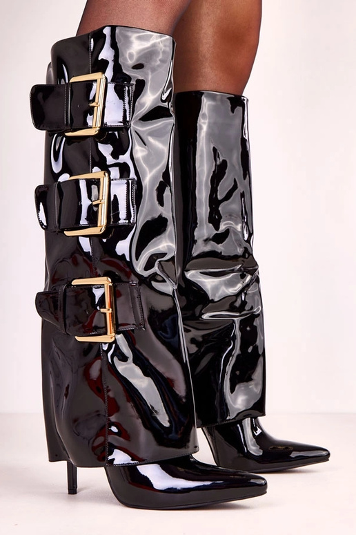 Mustad lakotie saapad üleskeeratud...