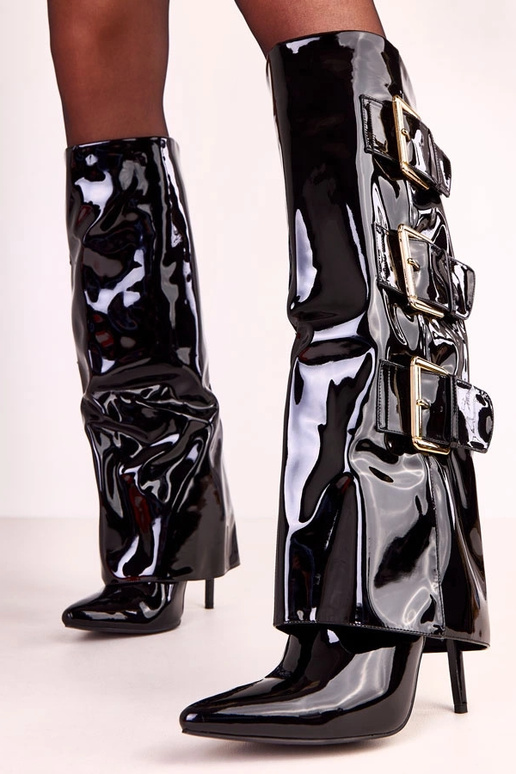 Mustad lakotie saapad üleskeeratud...