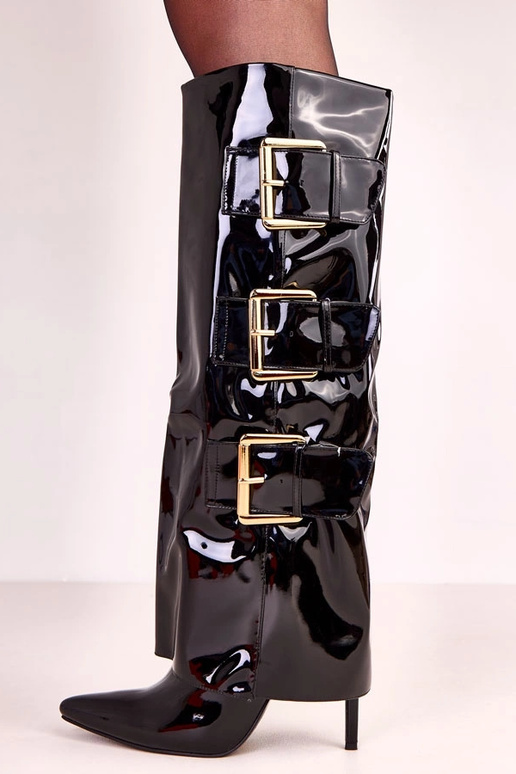 Mustad lakotie saapad üleskeeratud...