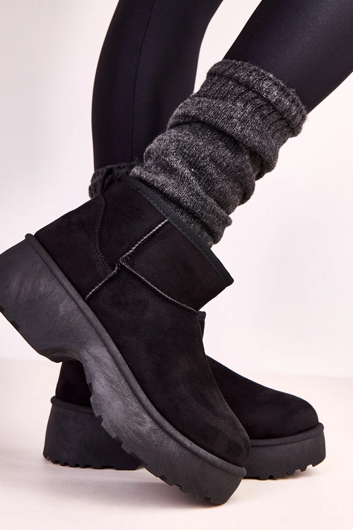 Mustad madalad lumised saapad...