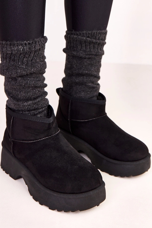 Mustad madalad lumised saapad...