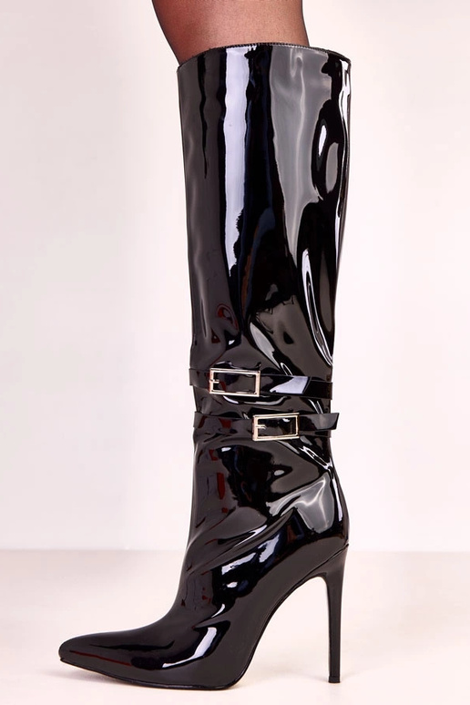 Mustad lakitud kõrged saapad... Mustad lakitud kõrged saapad...