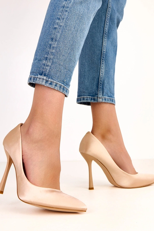 Beeži kõrge kontsaga kingad satiinist... Beeži kõrge kontsaga kingad satiinist...