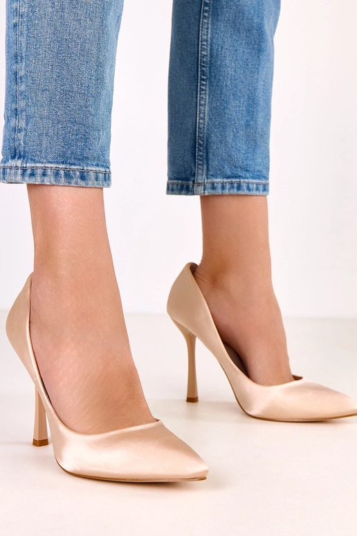 Beeži kõrge kontsaga kingad satiinist... Beeži kõrge kontsaga kingad satiinist...