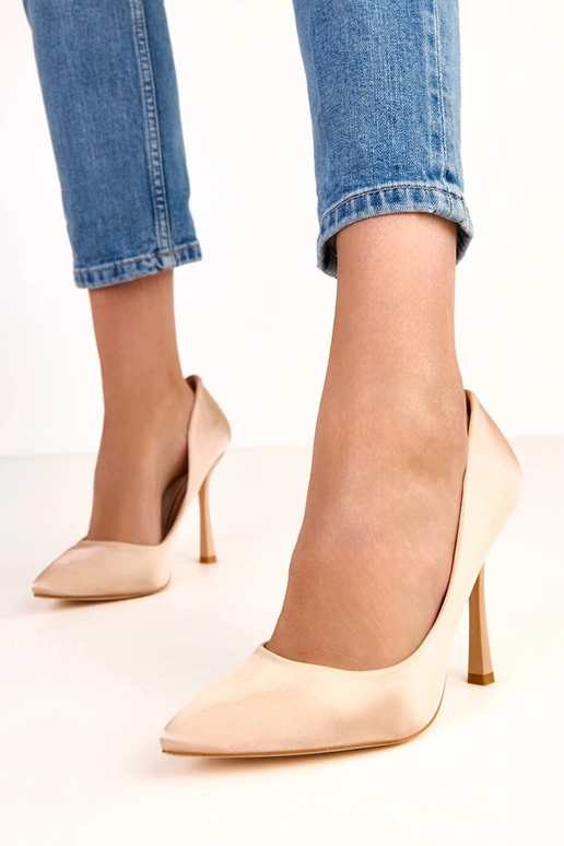 Beeži kõrge kontsaga kingad satiinist... Beeži kõrge kontsaga kingad satiinist...