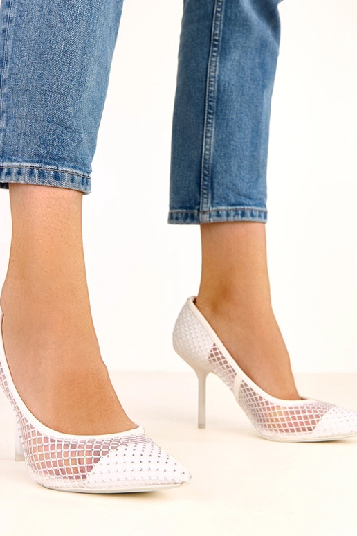 Valged võrksed kõrge kontsaga,... Valged võrksed kõrge kontsaga,...