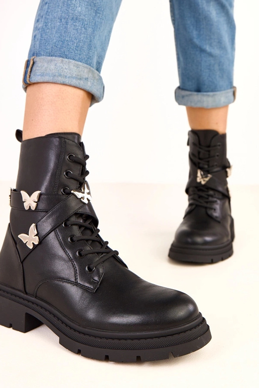 Mustad poolsaapad liblikate... Mustad poolsaapad liblikate...