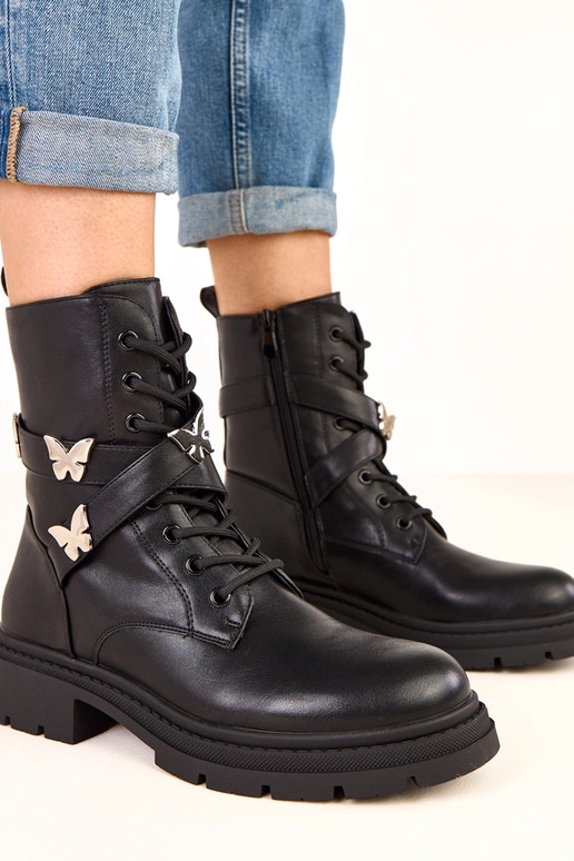 Mustad poolsaapad liblikate... Mustad poolsaapad liblikate...