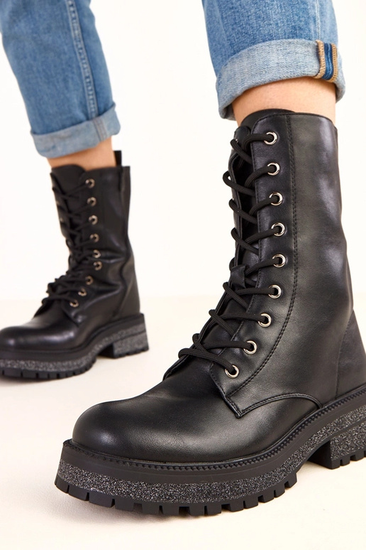 Mustad poolsaapad platvormiga ja... Mustad poolsaapad platvormiga ja...