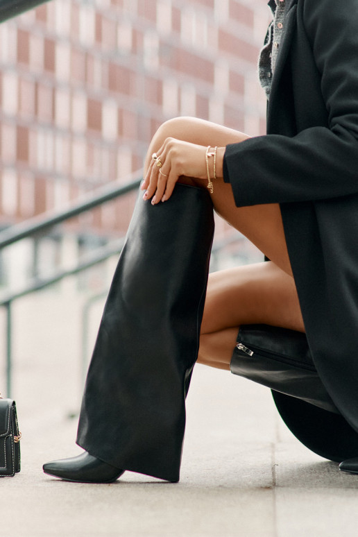 Soojad pikad saapad õhukeste kontsade ja sisse lõigatud sääreosaga mustas värvitoonis Tamonia