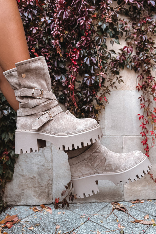 Pealiste poolsaapad Sellel onssiivsetel kontsadel neetide ja pandlaga I Triibudem beeži värvi Nerelisa Pealiste poolsaapad Sellel onssiivsetel kontsadel neetide ja pandlaga I Triibudem beeži värvi Nerelisa