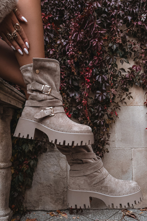 Pealiste poolsaapad Sellel onssiivsetel kontsadel neetide ja pandlaga I Triibudem beeži värvi Nerelisa Pealiste poolsaapad Sellel onssiivsetel kontsadel neetide ja pandlaga I Triibudem beeži värvi Nerelisa