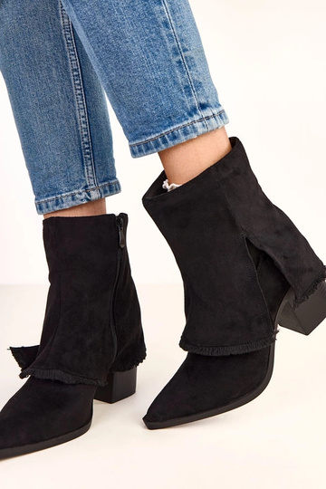 Mustad poolsaapad kontsaga... 2