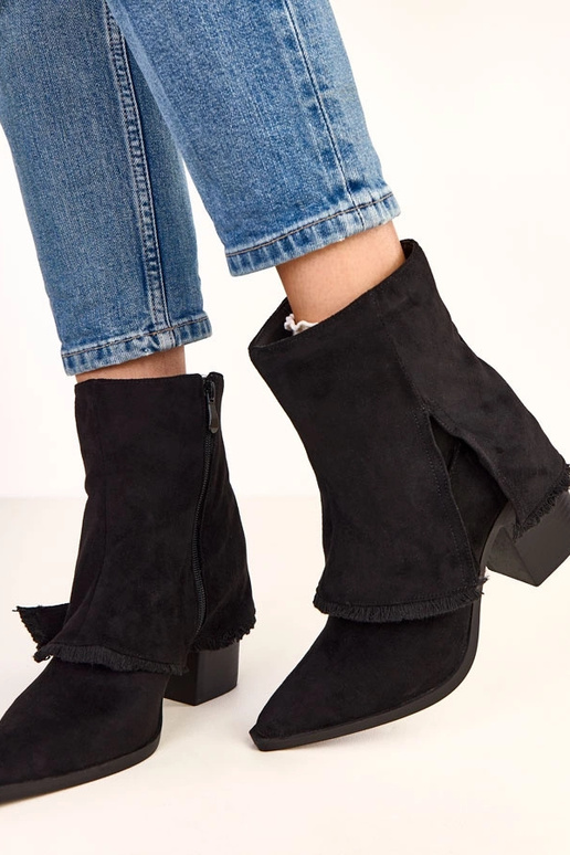 Mustad poolsaapad kontsaga ja... Mustad poolsaapad kontsaga ja...