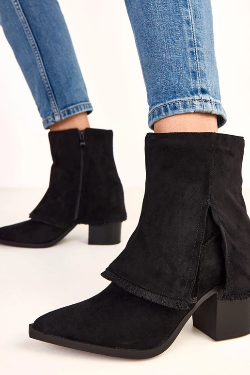 Mustad poolsaapad kontsaga ja... Mustad poolsaapad kontsaga ja...