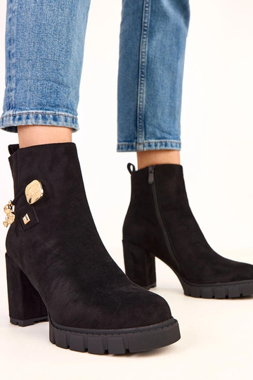 Mustad poolsaapad kontsaga...