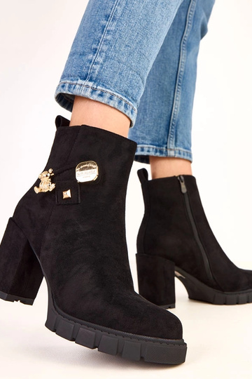 Mustad poolsaapad kontsaga... 2